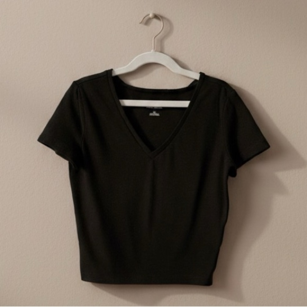 Wild Fable Black V-Neck Short Sleeve Tee